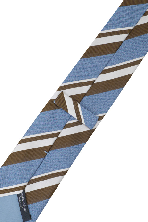 STEFANO BIGI(스테파노 비기) 세나 실크 스트라이프 타이는 남성용 넥타이로, 클래식하면서도 세련된 스타일을 연출합니다. 블루 및 브라운 컬러의 믹스 레지멘탈 스트라이프 패턴이 돋보이며, 부드러운 실크 소재로 제작되어 편안한 착용감을 선사합니다. 오피스룩, 비즈니스 캐주얼, 출근룩 등 다양한 TPO에 활용 가능하며, 로고 자수 디테일이 고급스러움을 더합니다. 클래식, 미니멀, 시크한 스타일을 선호하는 남성에게 제격입니다.

