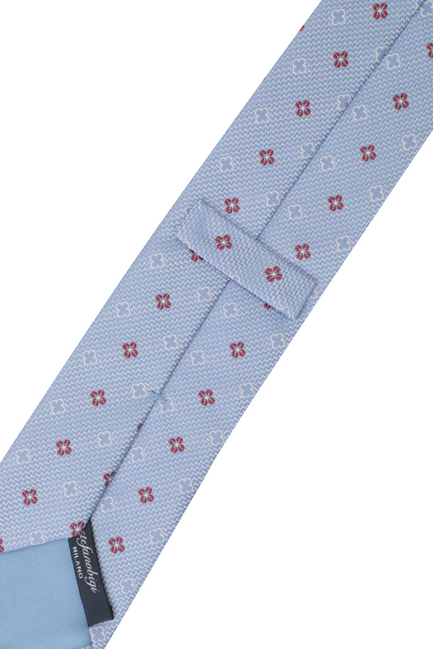 STEFANO BIGI(스테파노 비기) 리오 실크 플라워 올오버 타이는 남성용 넥타이로, 포멀한 자리에 잘 어울리는 클래식 스타일입니다. 고급스러운 실크 소재에 블루 컬러를 사용하여 세련된 느낌을 더하며, 플라워 패턴이 돋보이는 디자인입니다. 오피스룩, 비즈니스 캐주얼, 모임룩 등 다양한 TPO에 활용 가능하며, 미니멀한 스타일을 선호하는 분들께 추천합니다. 패브릭 로고 라벨과 루프 장식이 섬세함을 더하고, 올오버 패턴으로 포인트를 주어 넥타이 하나만으로도 멋스러운 스타일을 완성할 수 있습니다.
