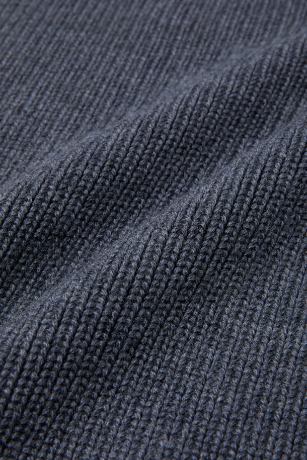 GRAN SASSO(그란 사소) 울 윈터 머플러는 포근함과 스타일을 동시에 만족시키는 겨울철 필수 아이템입니다. 부드러운 울 소재로 제작되어 뛰어난 촉감과 보온성을 자랑하며, 무지 디자인과 베이직한 스타일로 어떤 옷차림에도 자연스럽게 어울립니다. 출근룩이나 모임룩 등 다양한 TPO에 활용 가능하며, 클래식, 미니멀, 캐주얼 등 폭넓은 스타일을 소화합니다. 그레이 컬러는 세련된 분위기를 연출하며, 브랜드 라벨이 디자인의 은은한 포인트를 더합니다. 추운 겨울, GRAN SASSO(그란 사소) 울 머플러로 따뜻하고 멋스러운 스타일을 완성해 보세요.
