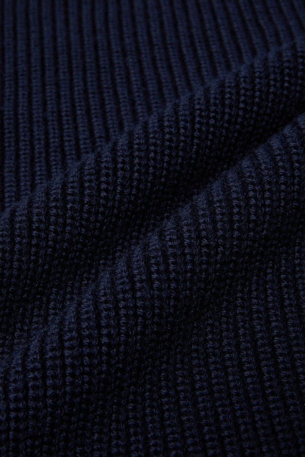 GRAN SASSO(그란 사쏘) 울 윈터 머플러는 겨울철 보온성을 책임지는 베이직 스타일의 머플러입니다. 부드러운 촉감의 울 소재로 제작되었으며, 두꺼운 두께감으로 따뜻하게 착용할 수 있습니다. 블랙 컬러의 무지 디자인으로, 출근룩과 같은 클래식하고 미니멀한 스타일에 잘 어울립니다. 심플한 디자인에 브랜드 라벨로 포인트를 더했으며, 데일리 아이템으로 활용하기 좋습니다.
