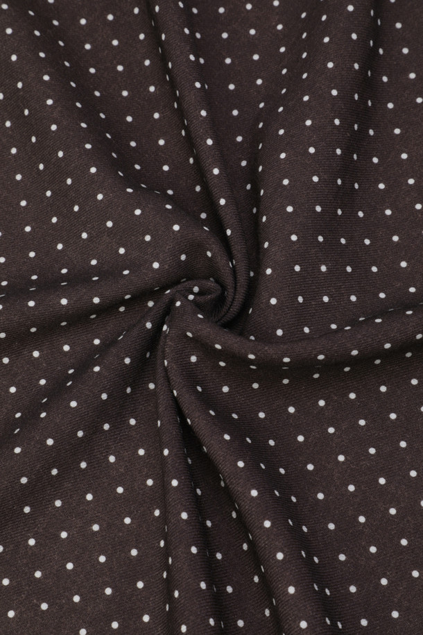 STEFANO BIGI(스테파노 비기) 핀 도트 울 스카프는 남성용 스카프로, 클래식하고 시크한 스타일을 연출합니다. 블랙 컬러에 도트 무늬가 세련된 포인트를 더하며, 부드러운 울 소재로 제작되어 가을과 겨울철 보온성을 높여줍니다. 와이드한 폭과 롱한 길이로 다양한 스타일링이 가능하며, 프린지 디자인이 특징입니다. 출근룩과 모임룩에 모두 잘 어울립니다.
