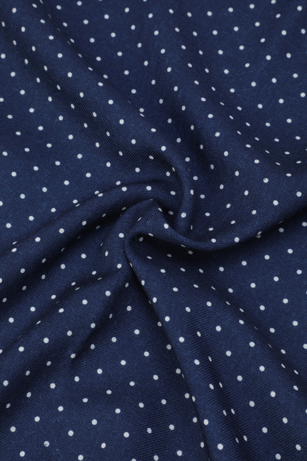 STEFANO BIGI(스테파노 비지) 핀 도트 울 스카프는 깊이 있는 네이비 컬러에 클래식한 무드를 더해 출근룩, 비즈니스 캐주얼, 모임룩 등 다양한 TPO에 활용하기 좋습니다. 부드러운 촉감의 울 소재로 제작되어 가을, 겨울 시즌에 따뜻하게 착용할 수 있으며, 와이드한 폭과 롱한 길이로 보온성을 높였습니다. 베이직한 디자인에 핀 도트 패턴이 은은하게 포인트가 되어 미니멀, 캐주얼 스타일에도 잘 어울립니다. 클래식한 멋을 더하는 프린지 디테일이 돋보이는 두꺼운 두께감의 스카프입니다.
