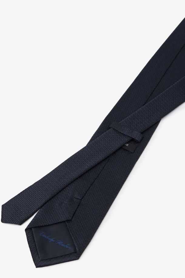 실크 마이크로 텍스쳐 솔리드 타이는 남성용 포멀 넥타이입니다. 부드러운 촉감의 실크 소재로 제작되었으며, 블랙 컬러에 마이크로 텍스쳐 패턴과 솔리드 디자인이 특징입니다. 클래식하고 미니멀한 스타일로, 오피스룩, 비즈니스 캐주얼, 모임룩 등 다양한 TPO에 활용하기 좋습니다. 로고 자수 디테일이 고급스러움을 더하며, 가벼운 착용감으로 편안함을 선사합니다. 격식 있는 자리에 품격을 더해줄 아이템입니다.
