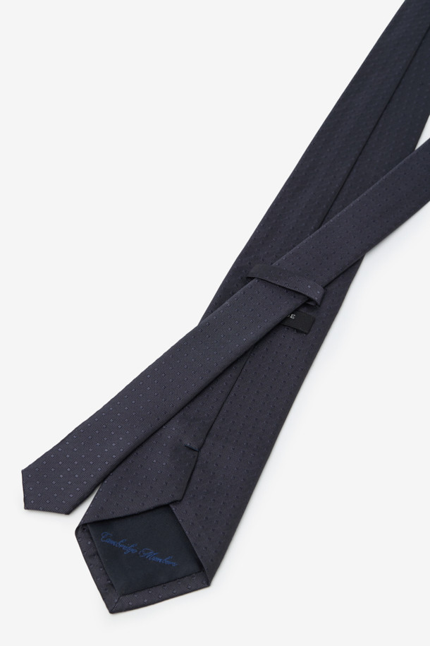 실크 도트 솔리드 타이입니다. 부드러운 촉감의 실크 소재로 제작되어 가볍고 편안한 착용감을 선사합니다. 깔끔한 실루엣과 클래식한 디자인은 오피스룩, 비즈니스 캐주얼, 모임룩 등 다양한 TPO에 활용 가능합니다. 솔리드 컬러 바탕에 도트 무늬가 포인트로 더해져 미니멀하면서도 세련된 스타일을 연출합니다. 루프 디테일이 돋보이는 포멀한 남성용 타이입니다.
