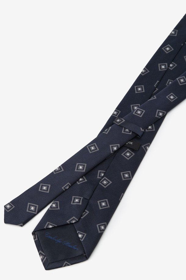 네이비 컬러의 실크 스퀘어 올오버 타이는 남성 정장룩에 품격을 더해줄 넥타이입니다. 부드러운 실크 소재로 제작되어 가볍고 편안한 착용감을 선사하며, 은은한 광택이 고급스러운 분위기를 자아냅니다. 클래식하고 미니멀한 디자인에 스퀘어 패턴과 올오버 패턴이 세련된 포인트를 더합니다. 오피스룩, 비즈니스 캐주얼, 모임룩 등 다양한 TPO에 활용 가능하며, 로고 자수 디테일로 브랜드의 정체성을 드러냅니다.
