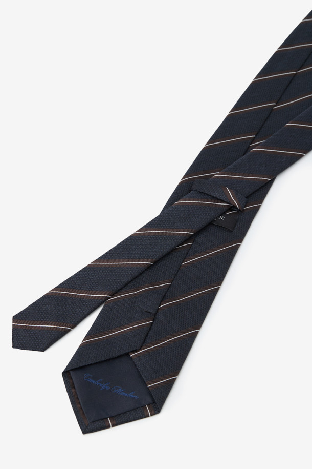 실크 브라운데코 레지멘탈 타이는 남성용 넥타이로, 클래식하고 미니멀한 스타일을 연출합니다. 브라운과 네이비 컬러 배색의 레지멘탈 스트라이프 패턴이 특징이며, 얇은 두께감과 부드러운 실크, 린넨 혼방 소재로 제작되어 고급스러운 촉감을 선사합니다. 포멀한 오피스룩, 비즈니스 캐주얼, 출근룩에 잘 어울리며, 루프 장식이 있어 넥타이의 형태를 더욱 깔끔하게 유지할 수 있습니다. 사계절 모두 착용 가능하여 활용도가 높습니다.

