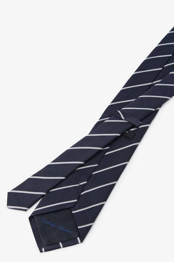 네이비와 화이트 컬러 배색의 실크 화이트데코 레지멘탈 타이는 남성분들을 위한 포멀 스타일 넥타이입니다. 부드러운 촉감의 실크 소재로 제작되어 고급스러움을 더하며, 클래식한 디자인에 로고 자수 디테일이 돋보입니다. 넥타이 전체를 가로지르는 사선 라인 패턴이 세련된 느낌을 선사합니다. 오피스룩, 비즈니스 캐주얼, 모임룩 등 다양한 TPO에 활용하여 클래식하고 미니멀한 스타일을 연출해보세요.
