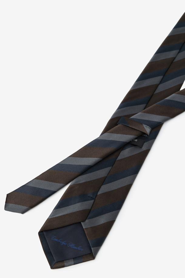실크 멀티컬러블럭 레지멘탈 타이는 남성용 넥타이로, 포멀한 자리에 적합합니다. 부드러운 촉감의 실크 소재로 제작되었으며, 가볍고 고급스러운 착용감을 선사합니다. 멀티컬러 배색과 사선 스트라이프 패턴이 세련된 디자인을 완성하며, 로고 자수 디테일로 포인트를 더했습니다. 클래식하고 미니멀한 스타일로, 오피스룩, 비즈니스 캐주얼, 출근룩에 훌륭하게 매치됩니다.
