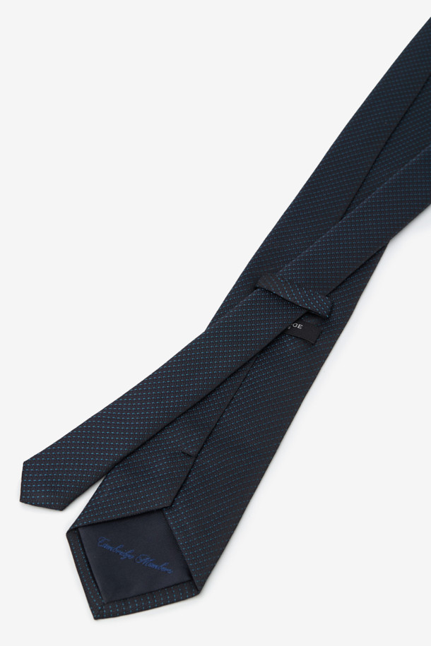 실크 도트 틸네이비 타이는 남성용 포멀 타이로, 부드러운 촉감과 클래식한 스타일을 연출합니다. 틸네이비 컬러 바탕에 사선 도트 패턴이 세련된 인상을 주며, 로고 자수 디테일이 고급스러움을 더합니다. 가볍게 착용 가능하여 오피스룩, 비즈니스 캐주얼, 모임룩 등 다양한 TPO에 활용하기 좋습니다. 클래식하면서도 미니멀한 스타일을 선호하는 남성에게 제격입니다.
