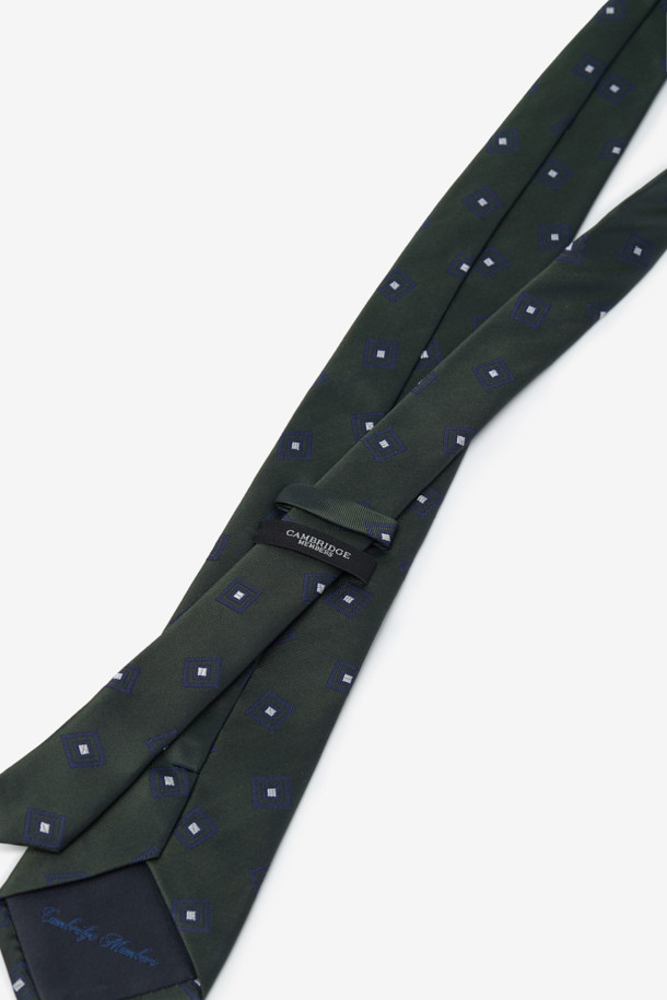 실크 스퀘어 올오버 타이는 남성용 포멀 타이로, 부드러운 촉감과 가벼운 착용감을 자랑합니다. 은은한 광택이 감도는 그린 컬러 실크 소재로 제작되었으며, 클래식하고 미니멀한 디자인을 선호하는 분들께 적합합니다. 올오버 패턴과 스퀘어 디자인이 세련된 느낌을 더하며, 로고 자수 디테일로 고급스러움을 더했습니다. 오피스룩, 비즈니스 캐주얼, 모임룩 등 다양한 TPO에 활용하여 스타일리시한 연출이 가능합니다.
