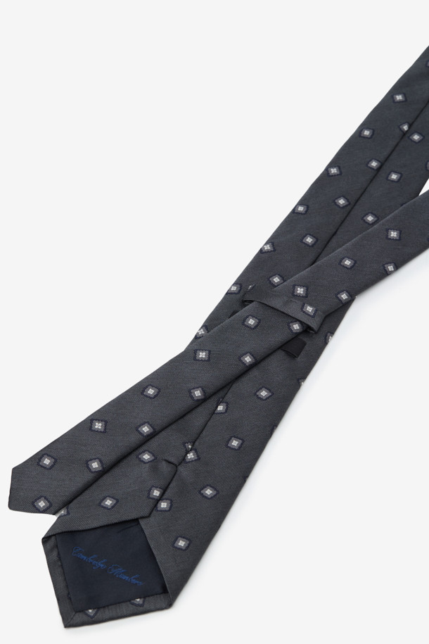 세련된 남성미를 완성하는 실크 라운드스퀘어 타입니다. 부드러운 착용감과 가벼운 소재로 편안함을 선사하며, 깔끔한 실루엣이 돋보입니다. 차분한 그레이 컬러에 라운드스퀘어 패턴이 더해져 포멀한 느낌을 자아냅니다. 오피스룩, 비즈니스 캐주얼, 모임룩 등 다양한 TPO에 활용 가능하며, 클래식, 미니멀, 시크 스타일을 즐기는 남성에게 적합합니다. 디자인에 루프 디테일이 더해져 더욱 세련된 느낌을 줍니다.
