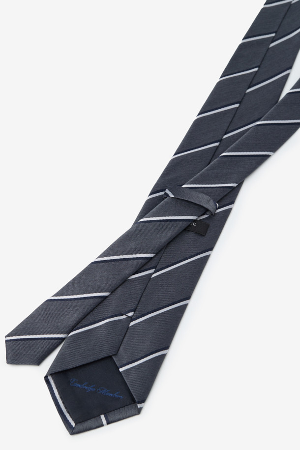 실크 네이비데코 레지멘탈 타이는 남성용 넥타이로, 포멀한 자리에 적합한 클래식 스타일을 연출합니다. 부드러운 촉감의 실크 소재로 제작되었으며, 그레이와 네이비 컬러의 조화로운 배색이 특징입니다. 레지멘탈 스트라이프 패턴과 로고 자수 디테일이 돋보이며, 오피스룩, 비즈니스 캐주얼, 출근룩 등 다양한 TPO에 활용할 수 있습니다. 클래식하고 미니멀한 디자인으로, 세련된 비즈니스 스타일을 완성해보세요.
