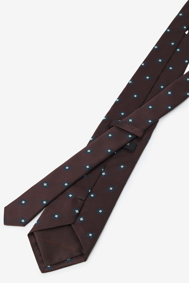 브라운 컬러의 실크 라운드스퀘어 올오버 타이는 남성용 포멀 타이입니다. 부드러운 촉감의 실크 소재로 제작되었으며, 가벼운 착용감을 제공합니다. 라운드스퀘어 패턴과 루프 디자인 장식으로 클래식하면서도 미니멀한 스타일을 연출합니다. 오피스룩, 비즈니스 캐주얼, 모임룩 등 다양한 TPO에 활용 가능합니다. 올오버 패턴이 전체적으로 은은한 포인트를 더하여 세련된 분위기를 선사합니다.
