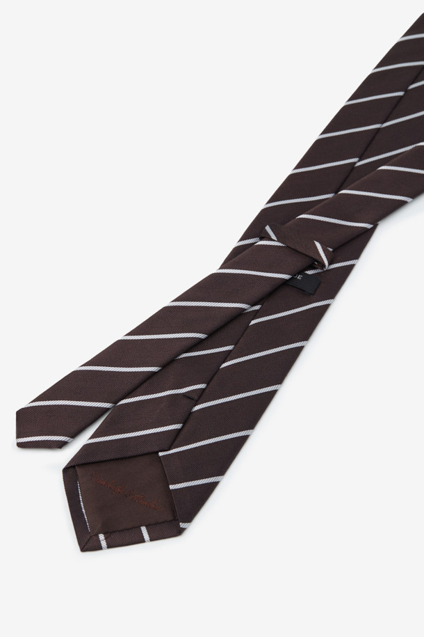 실크 화이트데코 레지멘탈 타이는 남성용 타이로, 고급스러운 스타일을 연출합니다. 브라운과 화이트 컬러의 조화가 세련된 인상을 주며, 실크와 린넨 혼방 소재로 부드럽고 가벼운 촉감을 선사합니다. 포멀한 오피스룩, 비즈니스 캐주얼, 모임룩에 적합하며 클래식하고 미니멀한 스타일을 완성합니다. 사선 라인과 끝단 로고 자수가 디자인의 포인트입니다.
