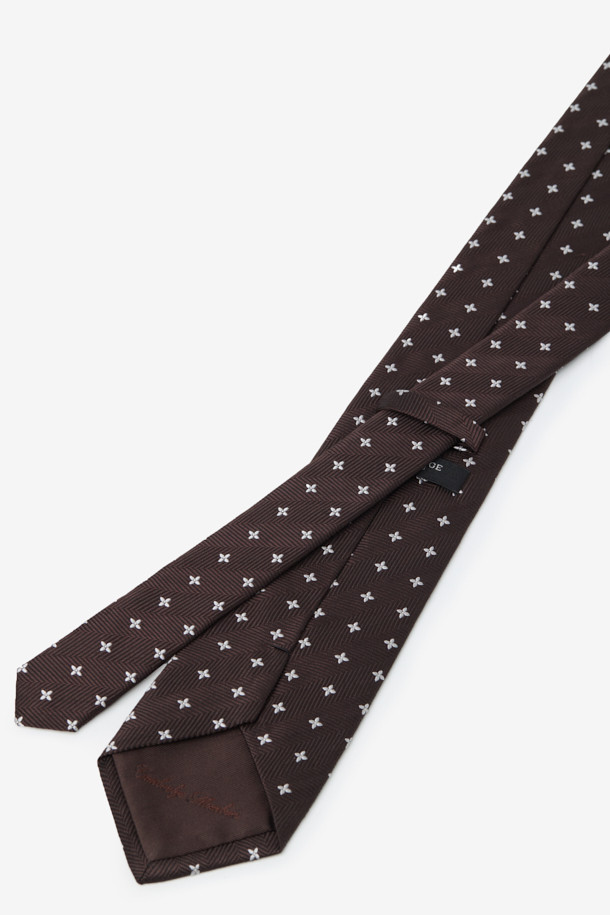 실크 화이트플라워 올오버 타이는 남성용 타이로, 브라운과 화이트 컬러의 플라워 패턴이 돋보이는 포멀 스타일의 넥타이입니다. 실크와 린넨 혼방 소재로 제작되어 가볍고 부드러운 착용감을 선사하며, 오피스룩, 비즈니스 캐주얼, 모임룩 등 다양한 TPO에 활용하기 좋습니다. 클래식하면서도 미니멀한 디자인으로, 로고 자수 디테일이 고급스러움을 더합니다. 사계절 모두 착용 가능하여 활용도가 높습니다.
