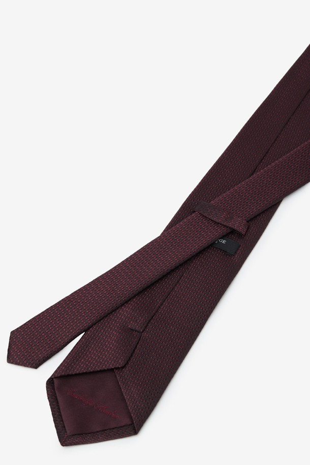 부드러운 실크 소재와 은은한 광택이 돋보이는 브라운 솔리드 타이입니다. 섬세한 마이크로 텍스쳐 패턴이 고급스러운 분위기를 자아내며, 포멀 및 클래식 스타일을 완성합니다. 로고 자수 디테일이 세련된 포인트를 더하고 가벼운 착용감으로 편안함을 선사합니다. 오피스룩, 비즈니스 캐주얼, 모임룩 등 다양한 TPO에 활용 가능하며, 클래식하고 미니멀한 스타일을 추구하는 남성에게 제격입니다. 격식 있는 자리에서 당신의 품격을 한층 더 높여줄 아이템입니다.
