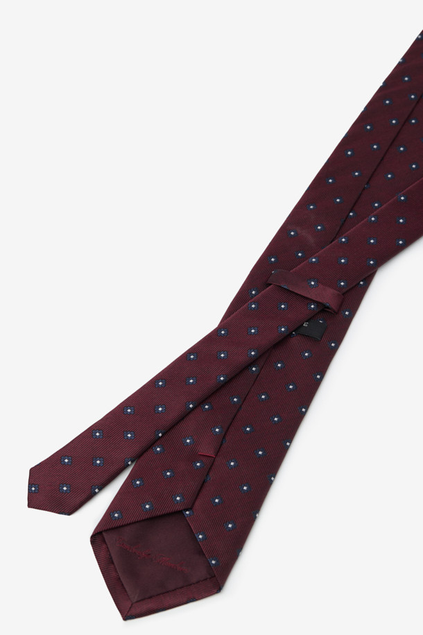 이 실크 네이비플라워 올오버 타이는 남성용 타이로, 비즈니스 캐주얼, 오피스룩, 모임룩 등 다양한 TPO에 활용 가능합니다. 클래식하면서도 미니멀한 스타일을 추구하는 남성에게 적합하며, 고급스러운 실크 소재로 제작되어 가볍고 부드러운 촉감을 선사합니다. 네이비 바탕에 플라워 패턴과 도트 무늬가 조화롭게 어우러져 세련된 느낌을 줍니다. 끝단 이면에는 로고 자수가 포인트로 디자인되어 은은한 멋을 더합니다.
