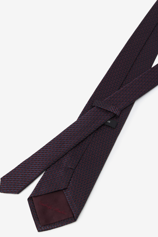 세련된 블랙 컬러의 실크 지그재그 올오버 타이입니다. 고급스러운 스타일과 부드러운 촉감을 선사하며, 오피스룩, 비즈니스 캐주얼, 모임룩 등 다양한 TPO에 활용하기 좋습니다. 클래식, 미니멀, 시크한 스타일을 선호하는 남성분들께 추천합니다. 특히 넥타이 뒷면에는 루프 디자인 장식이 있어 넥타이의 형태를 더욱 안정적으로 잡아줍니다. 실크 소재 특유의 고급스러움과 지그재그 패턴의 세련된 조화가 돋보이는 포멀 타입니다.
