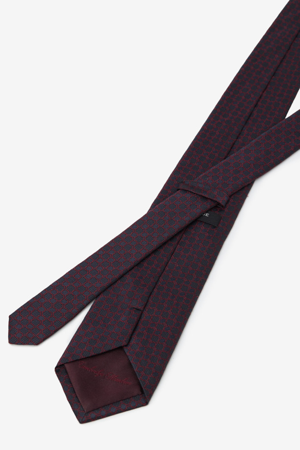 실크 네이비데코 라운드 올오버 타이는 남성용 넥타이로, 포멀한 자리에 적합합니다. 부드럽고 가벼운 실크 소재로 제작되어 편안한 착용감을 선사하며, 깔끔한 실루엣을 연출합니다. 네이비, 와인 컬러의 라운드 패턴으로 디자인되어 클래식하면서도 미니멀한 스타일을 완성합니다. 오피스룩, 비즈니스 캐주얼, 모임룩 등 다양한 TPO에 활용 가능하며, 넥타이 뒷면에는 루프 디테일이 있습니다.
