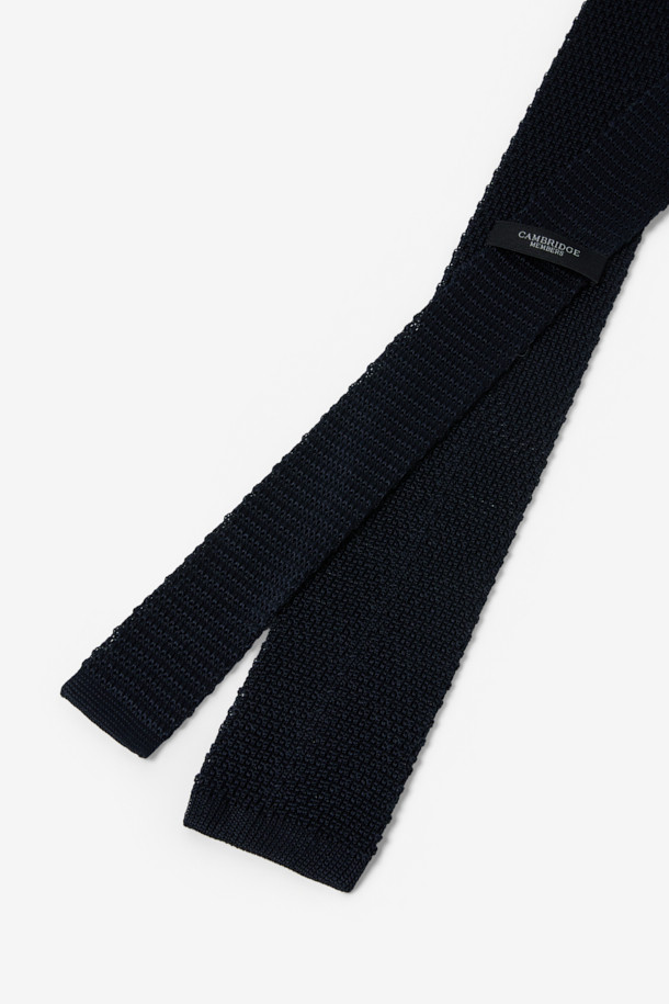 다크 네이비 컬러의 니트 타이입니다. 비즈니스와 캐주얼 모두 소화 가능한 디자인으로, 톤온톤 테이프 디자인이 은은한 포인트를 더합니다. 부드러운 니트 소재로 제작되어 편안한 착용감을 제공하며, 위빙 조직감으로 고급스러운 분위기를 연출합니다. 넥타이 노트 부분은 테이프 처리하여 내구성을 높였습니다. 각도에 따라 색감 변화를 느낄 수 있어, 출근룩, 오피스룩, 비즈니스 캐주얼 등 다양한 TPO에 활용하기 좋습니다.
