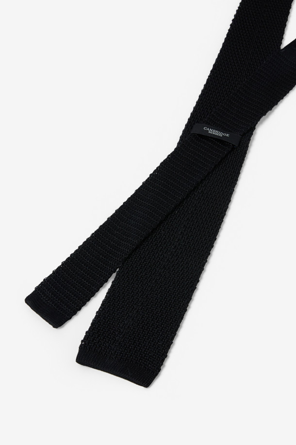 블랙 컬러의 니트 타이입니다. 부드러운 니트 소재로 제작되어 편안한 착용감을 선사하며, 얇은 두께감으로 답답함 없이 착용하기 좋습니다. 무지 디자인에 톤온톤 테이프 디테일이 더해져 은은한 포인트를 주며, 캐주얼과 클래식 스타일 모두 소화 가능합니다. 비즈니스룩, 오피스룩, 비즈니스 캐주얼 등 다양한 TPO에 활용하여 세련된 스타일을 연출해보세요. 내구성이 뛰어나 오랫동안 변함없이 착용할 수 있습니다.
