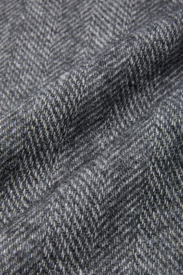 캐시미어 100% 헤링본 머플러는 가을, 겨울 시즌 남성분들의 품격을 높여줄 머플러입니다. 부드러운 촉감의 캐시미어 소재와 클래식한 헤링본 패턴, 그리고 은은한 그레이 컬러가 세련된 분위기를 자아냅니다. 더블 페이스 디자인과 솔리드 이면으로 다양한 스타일 연출이 가능하며, 롱한 기장감과 와이드한 폭으로 더욱 따뜻하게 감쌀 수 있습니다. 출근룩, 모임룩 등 어떤 TPO에도 잘 어울리며, 클래식하고 미니멀한 스타일을 즐기는 분들께 추천합니다.
