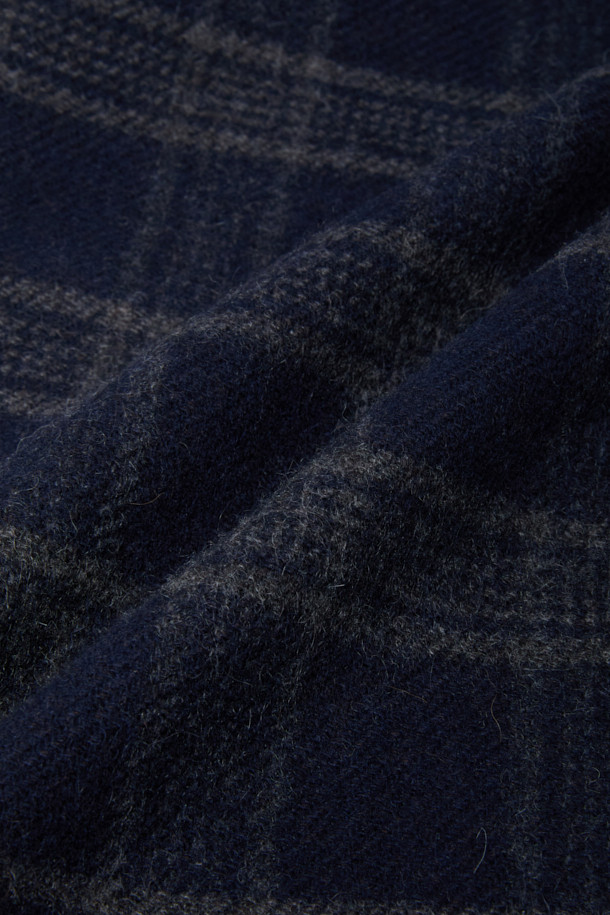 캐시미어 100% 소재의 남성용 체크 머플러입니다. 네이비, 그레이, 브라운 세 가지 색상으로 출시되어 출근룩, 모임룩 등 다양한 TPO에 활용 가능합니다. 두꺼운 두께감과 부드러운 촉감으로 뛰어난 보온성을 제공하며, 더블페이스 디자인과 롱, 와이드한 사이즈로 스타일리시함을 더했습니다. 클래식, 미니멀, 캐주얼 등 어떤 스타일에도 잘 어울려 겨울철 필수 아이템입니다.
