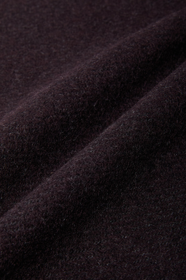 캐시미어 100% 소재의 투톤 머플러입니다. 와인과 네이비 컬러의 조화가 세련된 디자인으로, 출근룩, 모임룩, 연말 모임룩 등 다양한 TPO에 활용하기 좋습니다. 부드러운 촉감의 캐시미어 소재와 보온 기능으로 가을, 겨울철 따뜻하게 착용할 수 있으며, 클래식하고 미니멀한 스타일을 연출합니다. 트윌 패턴과 프린지 장식, 더블 페이스, 롱 기장감, 와이드한 폭, 이면 솔리드 디테일이 특징입니다. 남성분들을 위한 머플러로, 고급스러운 분위기를 더해줍니다.
