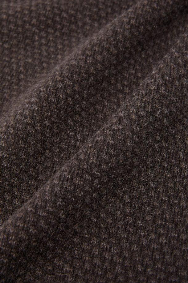 캐시미어 100% 쁘띠 머플러는 부드러운 촉감과 보온성을 갖춘 남성용 머플러입니다. 가을, 겨울철 출근룩과 모임룩에 클래식, 미니멀, 캐주얼 스타일로 연출하기 좋습니다. 브라운 컬러에 마이크로 패턴, 더블 페이스, 솔리드 이면 디자인이 특징이며, 터널 디자인으로 포인트를 더했습니다. 캐시미어 소재 특유의 고급스러움과 따뜻함을 느껴보세요.
