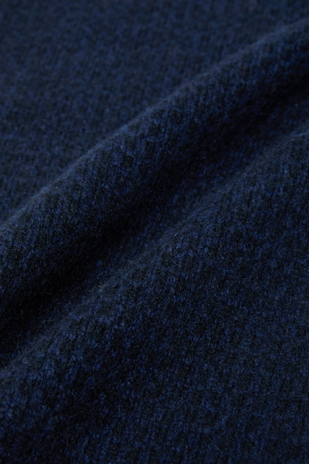 캐시미어 100% 쁘띠 머플러는 가을, 겨울철 남성의 일상과 출근룩, 비즈니스 캐주얼에 포인트를 더해줄 머플러입니다. 네이비 색상의 마이크로 패턴이 은은하게 드러나 클래식하면서도 미니멀한 스타일을 연출합니다. 부드러운 캐시미어 소재는 뛰어난 보온성을 제공하며, 더블 페이스와 솔리드 이면으로 고급스러움을 더했습니다. 터널 디자인으로 다양한 스타일 연출이 가능하며, 세련된 겨울 패션을 완성할 수 있습니다.
