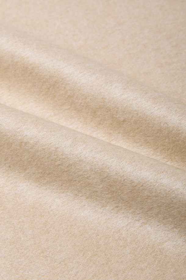 피아젠자 캐시미어 실크 머플러는 부드러운 촉감과 보온성을 갖춘 남성용 머플러입니다. 베이지 색상의 무지 디자인으로, 클래식하고 미니멀한 스타일을 연출합니다. 캐시미어와 실크 소재의 조화로 고급스러운 느낌을 더하며, 두꺼운 두께와 와이드한 기장감, 프린지 장식이 특징입니다. 가을, 겨울철 출근룩, 비즈니스 캐주얼, 모임룩 등 다양한 TPO에 활용 가능하며, 일상에서 따뜻하고 세련된 스타일을 완성해 줍니다.
