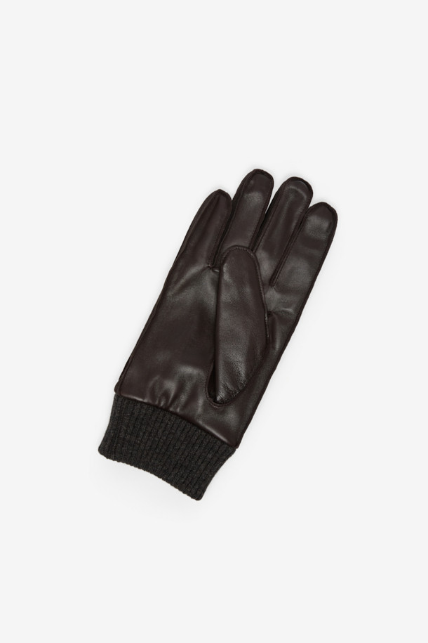 부드러운 양가죽 소재와 따뜻한 퍼 안감으로 제작된 남성용 캐주얼 장갑입니다. 브라운과 블랙 두 가지 색상으로 제공되며, 손가락 사이드 배색 처리가 돋보이는 디자인입니다. 겨울철 보온성을 높여주는 무지 디자인에 립조직 장식으로 클래식하면서도 미니멀한 스타일을 연출합니다. 출근룩에 세련됨을 더해줄 아이템입니다.
