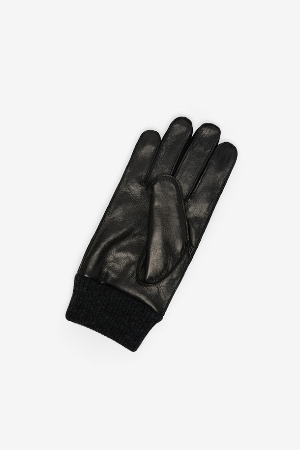 부드러운 양가죽 소재의 남성용 캐주얼 장갑입니다. 블랙 컬러에 손가락 사이드 배색 처리를 더하여 세련된 디자인을 완성했습니다. 안감은 퍼 소재로 제작되어 뛰어난 보온성을 제공하며, 겨울철 추위로부터 손을 따뜻하게 보호합니다. 입구 립조직 적용으로 밀착감을 높여 착용감이 우수하며, 클래식하면서도 미니멀한 스타일을 연출합니다. 데일리룩에 포인트 아이템으로 활용하기 좋습니다.
