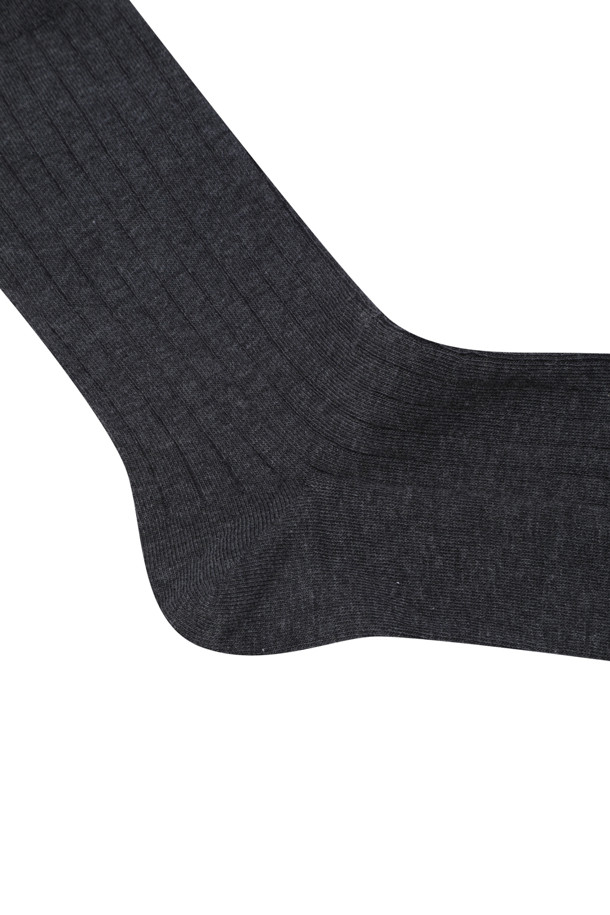 실켓 드레스 립 솔리드 삭스는 남성용 양말로, 부드러운 촉감의 면 소재에 실켓 가공을 더해 고급스러운 착용감을 선사합니다. 블랙 색상에 골지 패턴, 립 디자인으로 베이직하면서도 미니멀, 클래식, 캐주얼 스타일을 모두 소화할 수 있습니다. 사계절 내내 착용 가능하며, 신축성이 뛰어나 편안한 활동성을 보장합니다. 얇은 두께감으로 답답함 없이 산뜻하게 즐길 수 있습니다.
