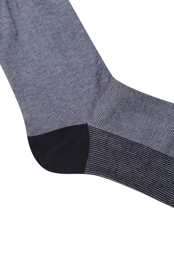 "실켓 드레스 립 솔리드 삭스"는 남성을 위한 얇은 두께의 면 소재 양말입니다. 부드러운 촉감과 은은한 광택이 특징인 실켓 가공으로 제작되어 고급스러운 느낌을 선사합니다. 무지 디자인에 탑 라인 립 조직과 배색 디테일을 더해 미니멀, 클래식, 캐주얼 스타일 모두 소화 가능합니다. 출근룩 또는 비즈니스 캐주얼에 활용하여 깔끔하고 세련된 룩을 연출해보세요. 그레이, 블랙 두 가지 색상으로 출시되어 다양한 스타일에 매치하기 용이합니다.
