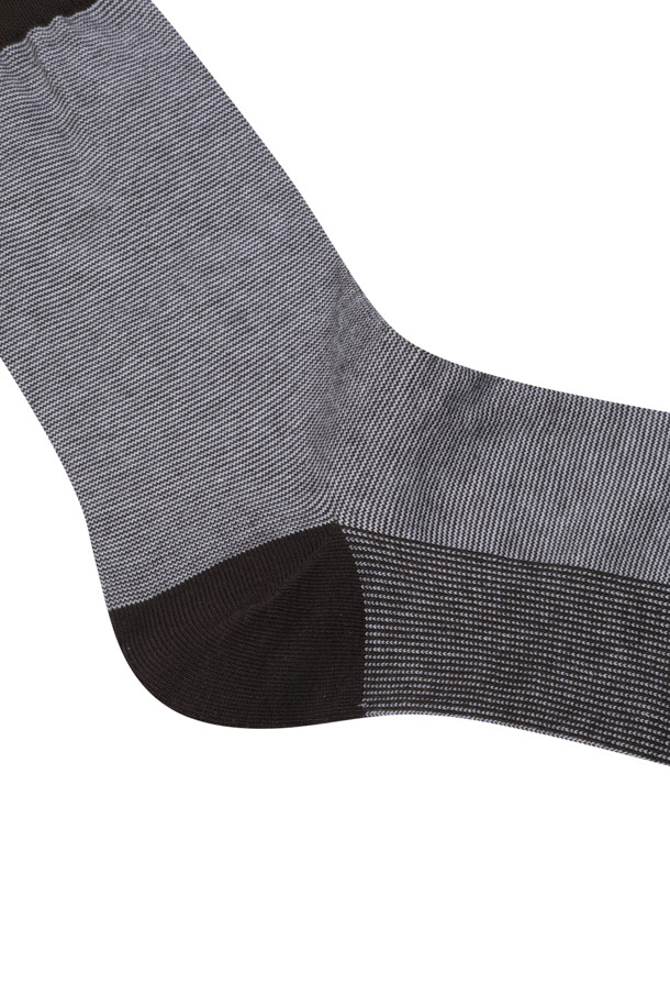 남성용 실켓 드레스 립 솔리드 삭스입니다. 부드러운 촉감의 면, 스판덱스 혼방 소재로 제작되어 사계절 내내 착용하기 좋습니다. 얇은 두께감과 신축성으로 편안한 착용감을 선사하며, 립 조직과 솔리드 패턴으로 미니멀하고 클래식한 스타일을 연출합니다. 출근룩과 집콕룩 모두에 잘 어울리며, 그레이, 블랙 두 가지 색상으로 만나보세요. 탑라인 립 조직과 배색 디자인이 돋보입니다.
