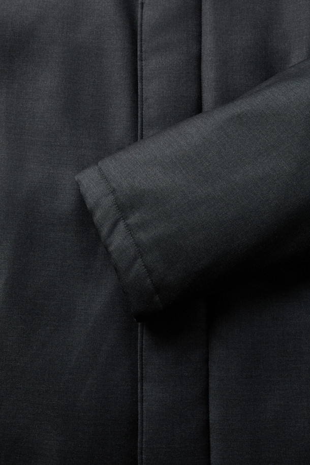 로로피아나(Loro Piana) 스톰 원단으로 제작된 남성용 런던코트입니다. 네이비 컬러의 무지 디자인으로, 클래식하고 미니멀한 스타일을 연출합니다. 겨울철 보온을 위한 두꺼운 두께감과 유럽피안 구스다운 충전재를 사용하여 뛰어난 보온성을 제공합니다. 방수, 방풍 기능을 갖춘 테크니컬 패브릭과 울 블렌드 소재로 제작되어 쾌적한 착용감을 선사하며, 밑단 분리 디테일이 돋보입니다. 출근룩, 비즈니스 캐주얼, 모임룩 등 다양한 TPO에 활용 가능하며, 시크한 매력을 더합니다.
