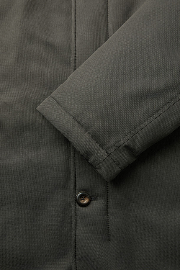 스탠드 니트카라 구스다운 트렌치 코트는 겨울철 일상과 출근룩에 모두 잘 어울리는 아우터입니다. 카키와 올리브 두 가지 색상으로 제공되며, 클래식하고 미니멀한 스타일을 연출합니다. 유러피안 구스다운 충전재와 메리노 무스탕 배색으로 보온성과 고급스러움을 동시에 잡았습니다. 스탠드 카라와 니트 트리밍 디테일이 돋보이며, 긴 소매와 레귤러핏으로 편안하게 착용 가능합니다. 싱글 버튼 여밈 방식과 두꺼운 두께감으로 추운 겨울에도 따뜻하게 몸을 보호해 줍니다.
