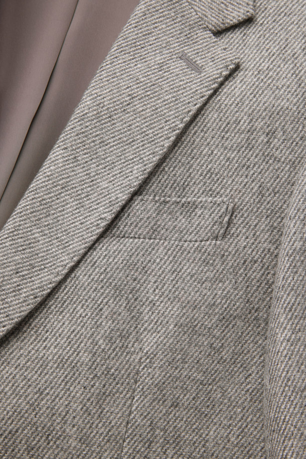 보똘리 울캐시 트윌 솔리드 재킷은 부드러운 촉감의 울과 캐시미어 혼방 소재로 제작되어 봄, 가을 간절기에 적합한 얇은 두께의 싱글버튼 재킷입니다. 베이직하고 캐주얼한 스타일로, 그레이 컬러의 무지 디자인이 특징이며 레귤러핏으로 편안하게 착용할 수 있습니다. 출근룩, 비즈니스 캐주얼, 모임룩 등 다양한 TPO에 활용 가능하며 캐주얼, 클래식, 미니멀 스타일을 즐기는 분들께 추천합니다. 트윌 원단 특유의 고급스러운 질감과 긴 소매 기장이 돋보이는 데일리 자켓입니다.
