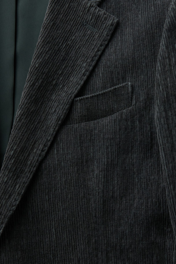 파브리카 코튼 스트레치 코듀로이 셋업 자켓은 이태리 파브리카 원단을 사용하여 제작되어 고급스러운 퀄리티를 자랑합니다. 세련된 스타일을 연출하는 네이비 컬러의 슬림핏 싱글 버튼 자켓이며, 오피스룩, 비즈니스 캐주얼, 모임룩 등 다양한 TPO에 활용하기 좋습니다. 클래식, 미니멀, 시크 스타일을 선호하는 분들께 추천하며, 톤온톤 코듀로이 소재가 주는 은은한 멋이 특징입니다. 긴 소매 기장으로 사계절 내내 활용 가능하며, 셋업 스타일로 완성도 높은 스타일링을 완성할 수 있습니다. 부드러운 촉감과 뛰어난 착용감으로 편안하게 즐겨 입을 수 있습니다.
