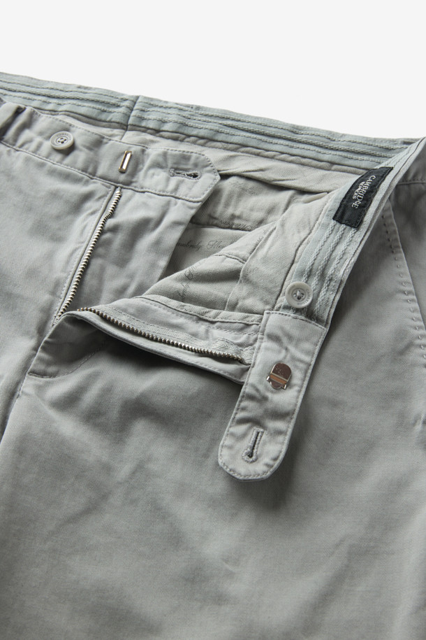 가을 시즌, 베이직한 스타일을 완성할 코튼 스트레치 다잉 치노 팬츠입니다. 라이트 그레이 컬러의 무지 디자인으로, 출근룩과 비즈니스 캐주얼에 활용하기 좋습니다. 면 소재로 제작되어 편안한 착용감을 선사하며, 가먼트 다잉 기법으로 은은한 멋을 더했습니다. 신축성 있는 스트레치 원단으로 활동성을 높였으며, 그레이, 챠콜 그레이, 카키 컬러의 상의와 매치하여 미니멀하고 클래식한 분위기를 연출해보세요.
