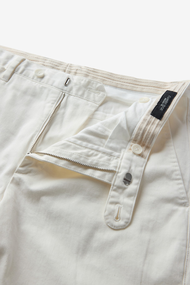 부드러운 면 소재에 스트레치 기능이 더해져 편안한 착용감을 선사하는 코튼 스트레치 다잉 치노 팬츠입니다. 아이보리 컬러의 무지 디자인으로, 어떤 상의와도 쉽게 매치하여 캐주얼, 미니멀, 클래식 스타일을 연출할 수 있습니다. 봄, 여름 시즌 산책룩이나 봄 소풍룩에 적합하며, 활동적인 일상생활에서도 부담 없이 즐겨 입을 수 있습니다. 가먼트 다잉 기법으로 은은한 멋을 더했으며, 스트레이트 핏으로 깔끔한 실루엣을 완성합니다.
