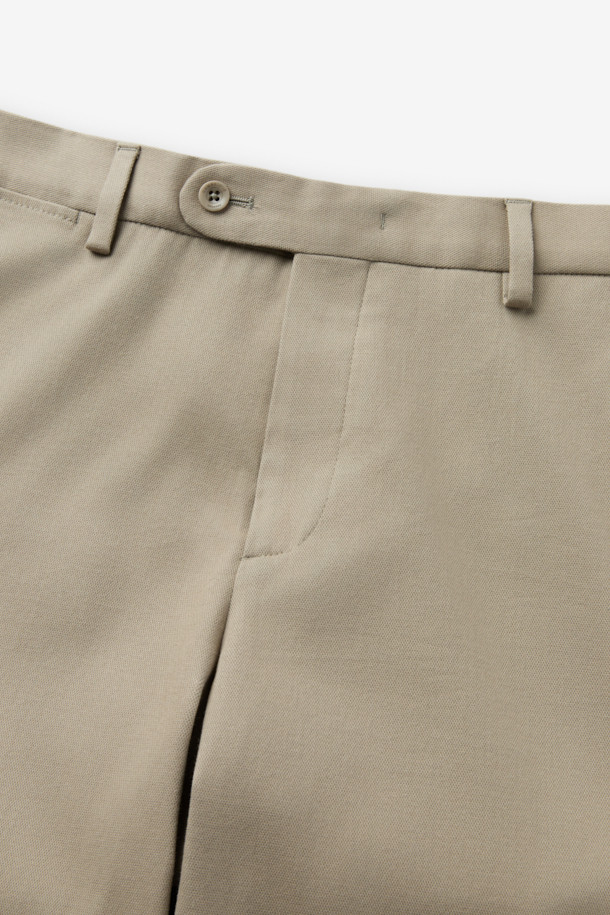 듀카 울코튼 드레스 치노 팬츠는 남성용 바지로, 울과 면 소재의 조화로 부드러운 촉감을 선사합니다. 겨울철에 적합한 두께감과 레귤러핏으로 제작되어 클래식하고 베이직한 스타일을 연출합니다. 베이지 컬러의 무지 디자인과 긴 기장으로 출근룩, 비즈니스 캐주얼, 모임룩 등 다양한 TPO에 활용 가능합니다. 스트레치 기능이 더해져 편안한 착용감을 제공하며, 미니멀하고 클래식한 스타일을 선호하는 분들께 추천합니다.
