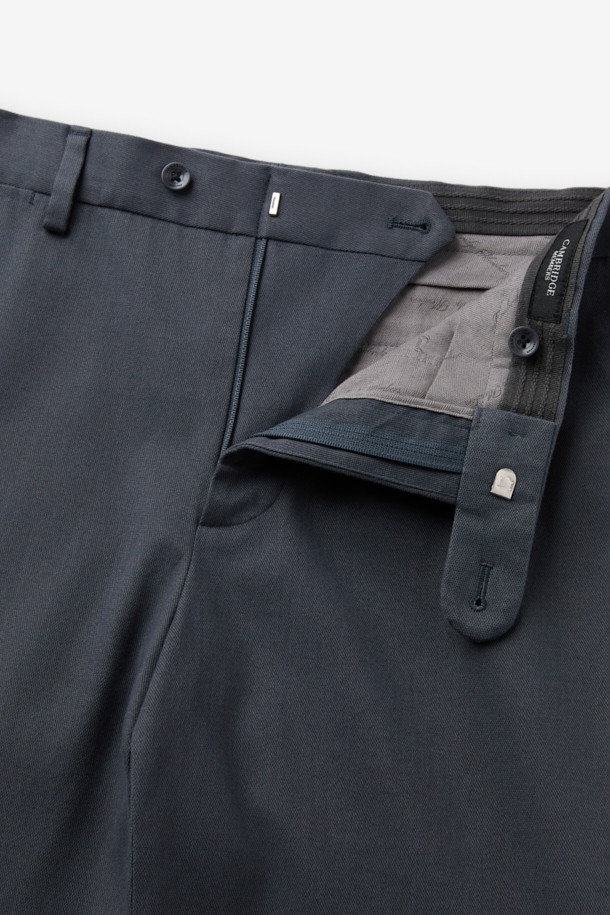 듀카 울코튼 드레스 치노 팬츠는 남성용 치노 팬츠입니다. 클래식과 베이직 스타일을 기반으로 하여 출근룩, 비즈니스 캐주얼, 모임룩 등 다양한 TPO에 활용할 수 있습니다. 울과 면 혼방 소재로 제작되어 부드러운 촉감과 두꺼운 두께감을 자랑하며, 겨울철에도 따뜻하게 착용 가능합니다. 레귤러핏 디자인에 무지 패턴, 그레이 컬러로 어떤 상의와도 매치하기 용이합니다. 스트레치 기능이 있어 편안한 활동성을 제공합니다.
