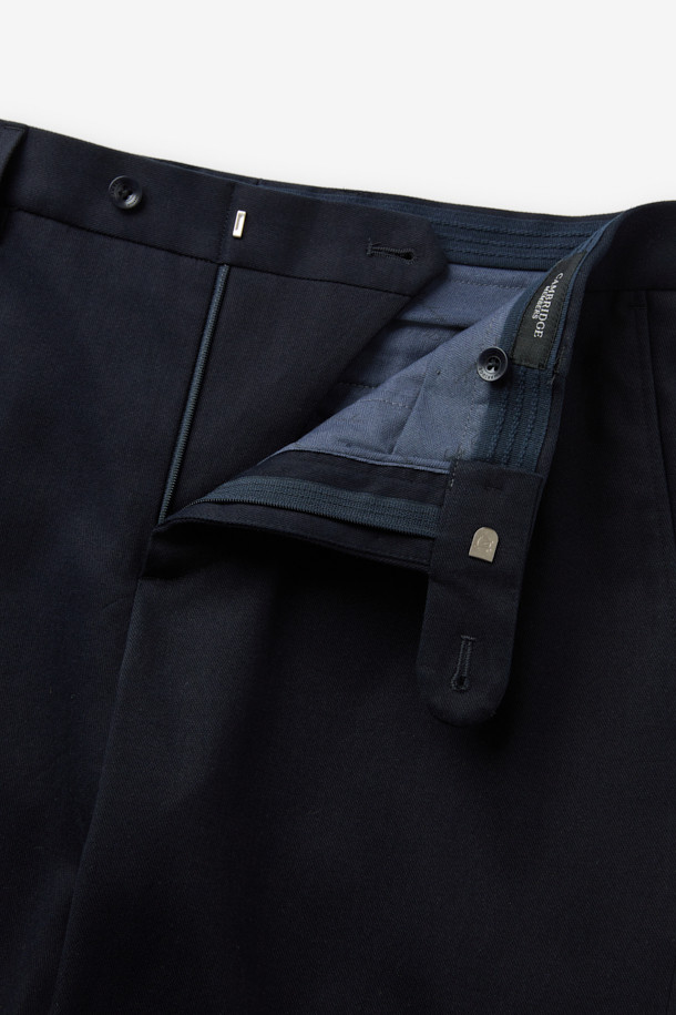 **듀카 울코튼 드레스 치노 팬츠**는 부드러운 촉감과 보온성을 자랑하는 겨울용 치노 팬츠입니다. 이탈리아 듀카 비스콘티(두카 비스콘티)의 울·코튼 혼방 스트레치 원단을 사용하여 편안한 착용감을 선사합니다. 베이직한 디자인과 네이비 컬러로, 클래식, 미니멀, 캐주얼 스타일을 모두 소화할 수 있습니다. 오피스룩, 비즈니스 캐주얼, 출근룩 등 다양한 시간과 장소와 상황에 활용 가능하며, 긴 기장과 두꺼운 두께로 따뜻함을 더합니다. 무지 패턴으로 어떤 상의와도 쉽게 매치하여 스타일리시한 룩을 연출할 수 있습니다.