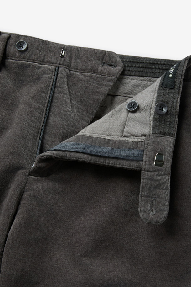 마일드 코튼 혼방 치노 팬츠는 부드러운 촉감의 면 소재와 신축성을 더해 편안한 착용감을 선사합니다. 베이직한 디자인으로 클래식, 미니멀, 캐주얼 등 다양한 스타일을 연출하기 좋습니다. 겨울철 출근룩에 적합하며, 레귤러핏과 긴 기장으로 안정적인 실루엣을 완성합니다. 베이지 컬러의 무지 디자인은 어떤 상의와도 쉽게 매치되어 활용도가 높습니다. 데일리 팬츠로 손색없는 활용도 높은 치노 팬츠입니다.
