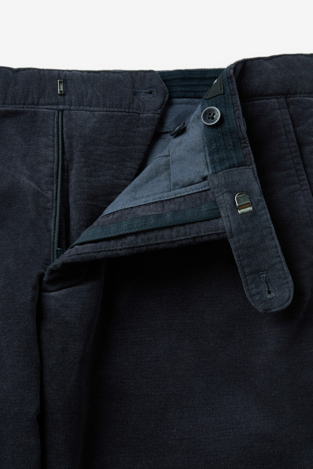 부드러운 촉감의 마일드 코튼 혼방 치노 팬츠입니다. 그레이 컬러의 무지 디자인으로, 베이직한 스타일을 연출하며 출근룩과 비즈니스 캐주얼에 적합합니다. 면과 스판덱스 소재 혼방으로 제작되어 편안한 착용감과 활동성을 제공하며, 레귤러핏으로 누구나 부담 없이 착용 가능합니다. 겨울철에도 따뜻하게 입을 수 있으며, 다양한 상의와 매치하여 클래식, 미니멀, 캐주얼 스타일을 연출할 수 있습니다. 스트레치 원단으로 활동량이 많은 날에도 불편함 없이 착용 가능합니다.
