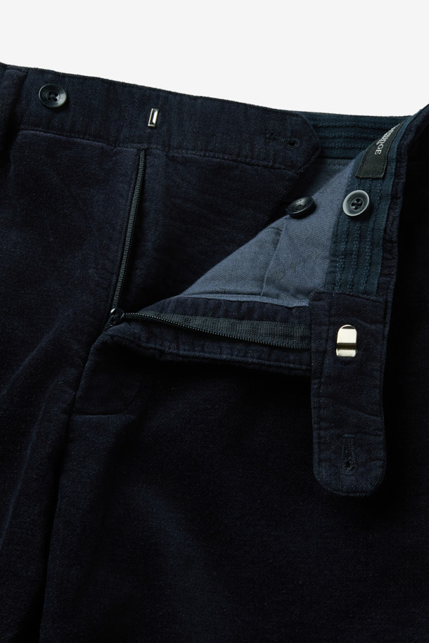 네이비 컬러의 마일드 코튼 혼방 치노 팬츠입니다. 부드러운 촉감의 면과 스판덱스 혼방 소재로 제작되어 편안한 착용감을 선사합니다. 베이직한 디자인에 레귤러핏으로 제작되어 출근룩, 비즈니스 캐주얼 등 다양한 TPO에 활용 가능합니다. 무지 패턴으로 어떤 상의와도 쉽게 매치할 수 있으며, 캐주얼, 클래식, 미니멀 스타일을 즐겨 입는 남성분들께 추천합니다. 특히, 스트레치 기능이 있어 활동성을 높였습니다.
