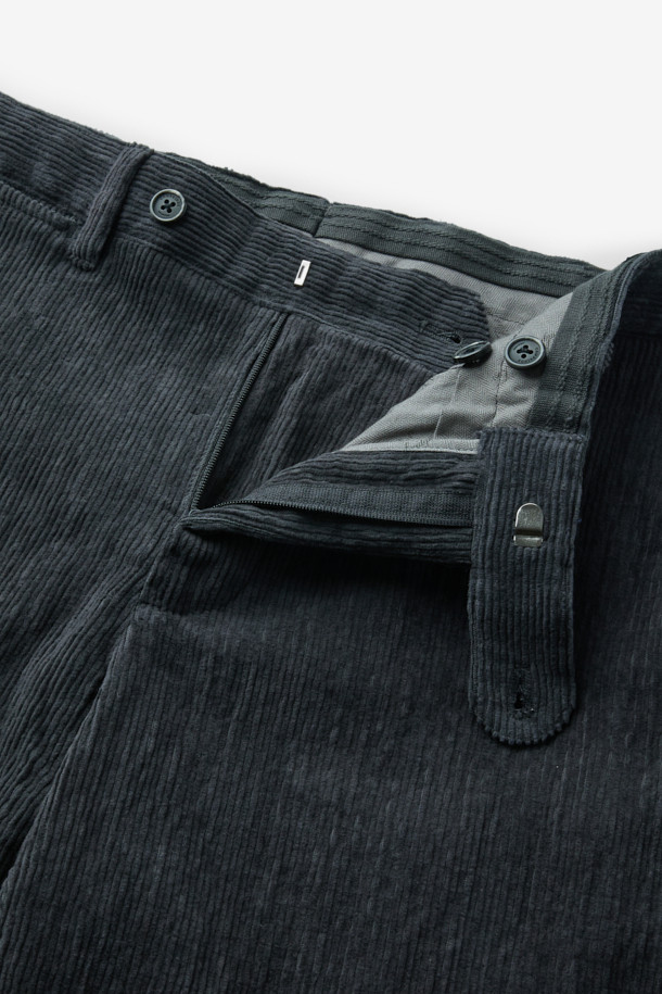 파브리카 코듀로이 스트레치 셋업 팬츠는 가을과 겨울, 세련된 스타일을 연출하기에 좋은 남성용 코듀로이 슬림핏 긴바지입니다. 부드러운 코듀로이와 면 혼방 소재로 제작되어 편안한 착용감을 선사하며, 스트레치 기능으로 활동성을 높였습니다. 차분한 그레이 컬러는 어떤 상의와도 잘 어울려 출근룩, 비즈니스 캐주얼, 모임룩 등 다양한 TPO에 활용 가능합니다. 클래식, 미니멀, 시크한 스타일을 즐기는 남성분들께 추천합니다. 특히 셋업 스타일로 출시되어 더욱 세련된 코디를 완성할 수 있습니다.
