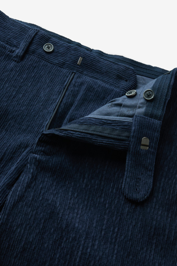 파브리카 코듀로이 스트레치 셋업 팬츠는 세련된 스타일을 추구하는 당신을 위한 완벽한 선택입니다. 부드러운 코듀로이 소재와 코튼 혼방으로 제작되어 편안한 착용감을 선사하며, 슬림핏 디자인으로 시크한 매력을 더합니다. 출근룩, 비즈니스 캐주얼, 모임룩 등 다양한 TPO에 활용 가능하며, 클래식, 미니멀, 시크 스타일을 즐기는 분들께 추천합니다. 특히, 스트레치 기능이 더해져 활동성을 높여줍니다. 그레이 컬러로 어떤 상의와도 쉽게 매치하여 멋스러운 셋업 스타일을 연출해보세요.
